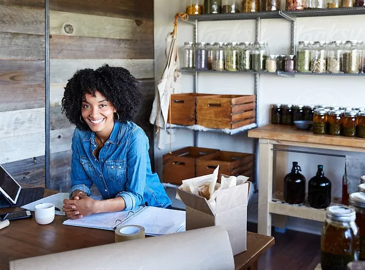 home-header-woman-table
